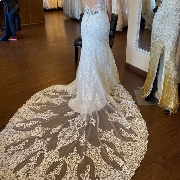 Wedding dress With cathedral veil - Picture 4 of 4